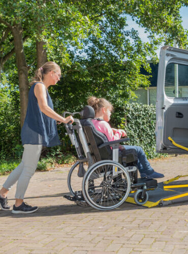 Transport PMR en minibus avec rampe d’accès dans l’Ain