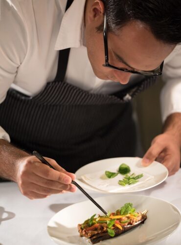 Chef dressant une assiette gastronomique lors d’un circuit œnologique en Bourgogne