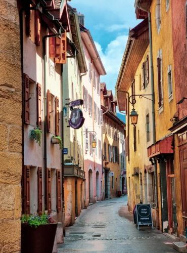 Village médiéval français visité lors d’un circuit touristique en minibus