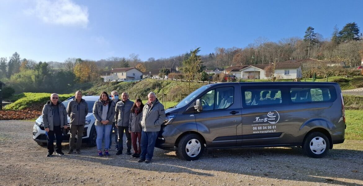 Équipe Transphere avec deux véhicules de transport professionnel