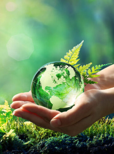 Main tenant une goutte d’eau symbolisant un transport de personnes écologique et responsable