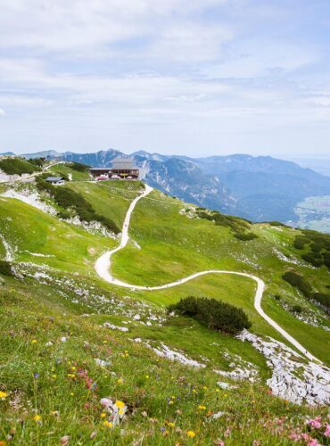 Minibus tourisme sur une route de montagne dans les Alpes pour voyage en France et en Europe