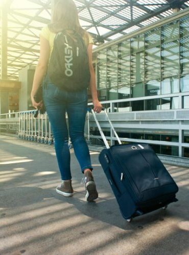 Navette vers la gare pour voyageuse avec valise